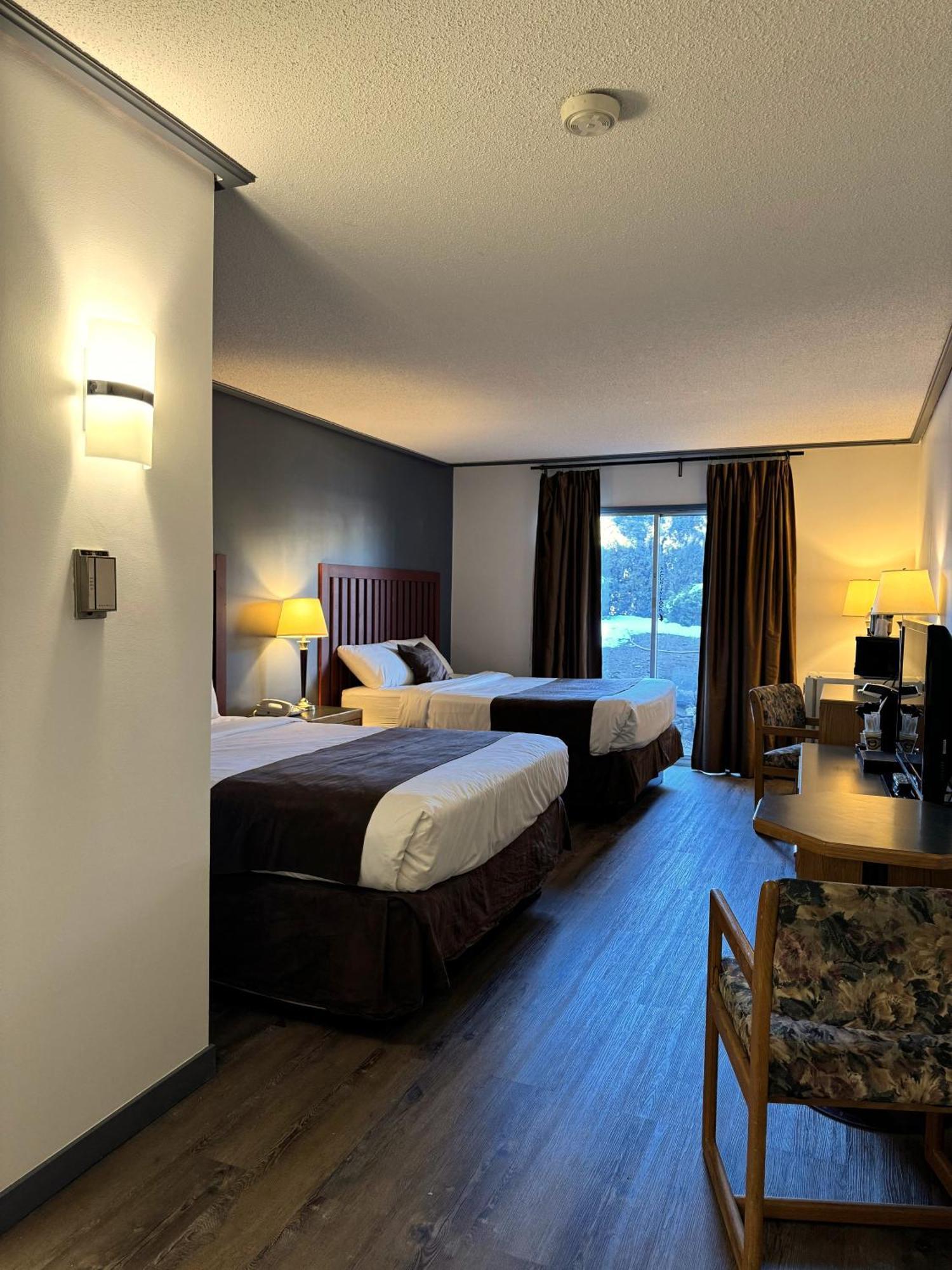 Divya Sutra Plaza And Conference Centre, Vernon, Bc Exterior photo
