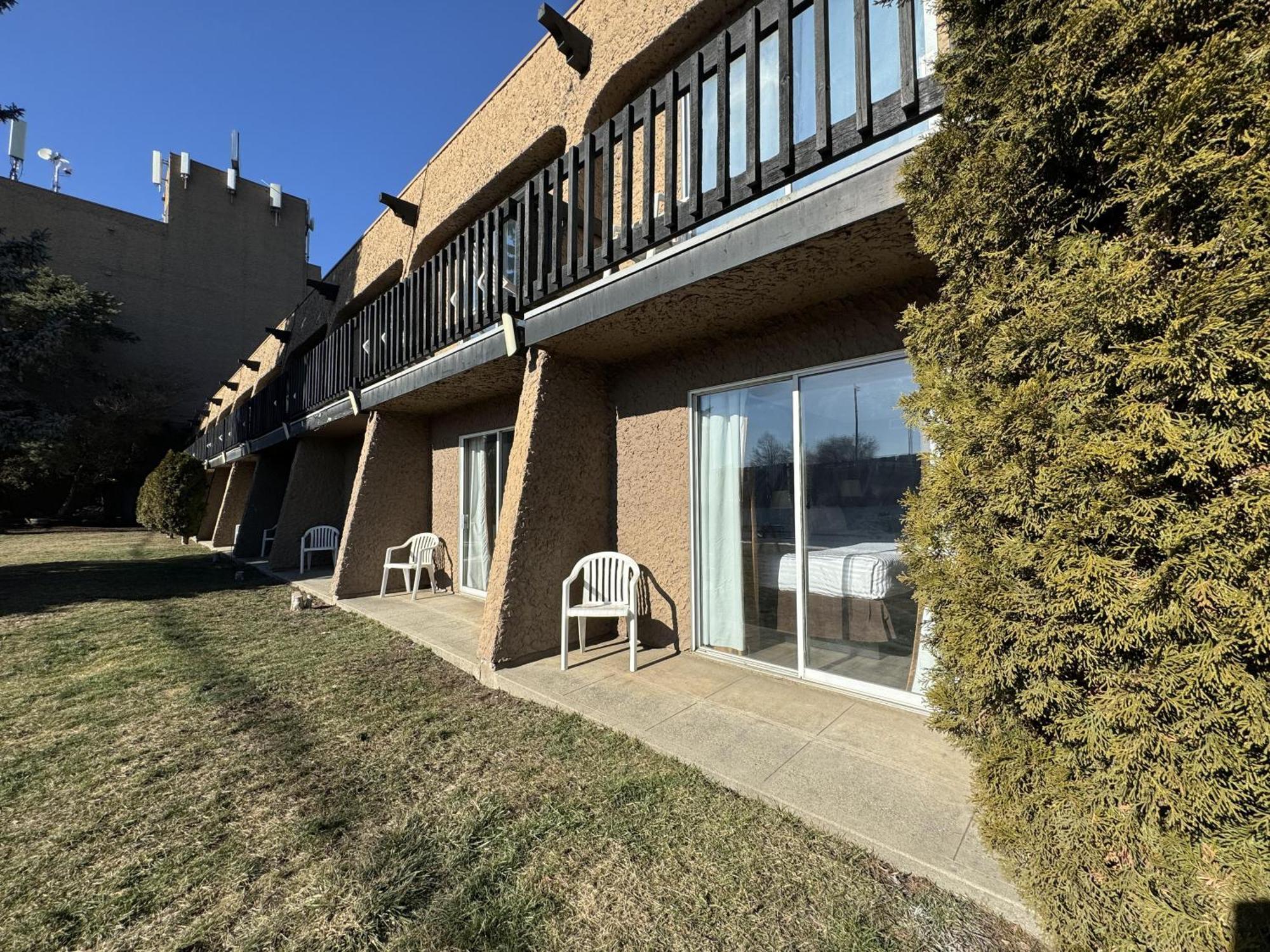 Divya Sutra Plaza And Conference Centre, Vernon, Bc Exterior photo