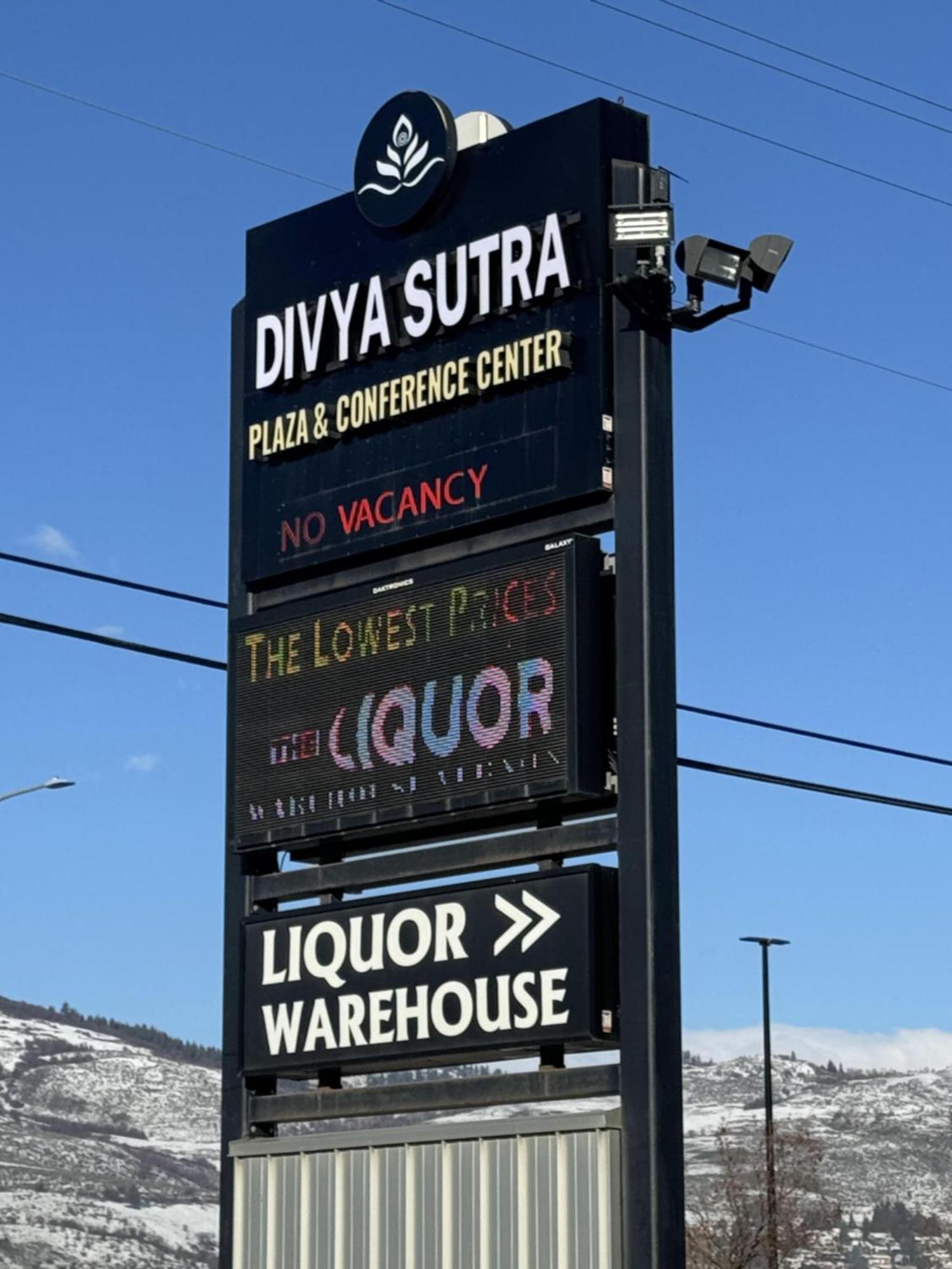 Divya Sutra Plaza And Conference Centre, Vernon, Bc Exterior photo