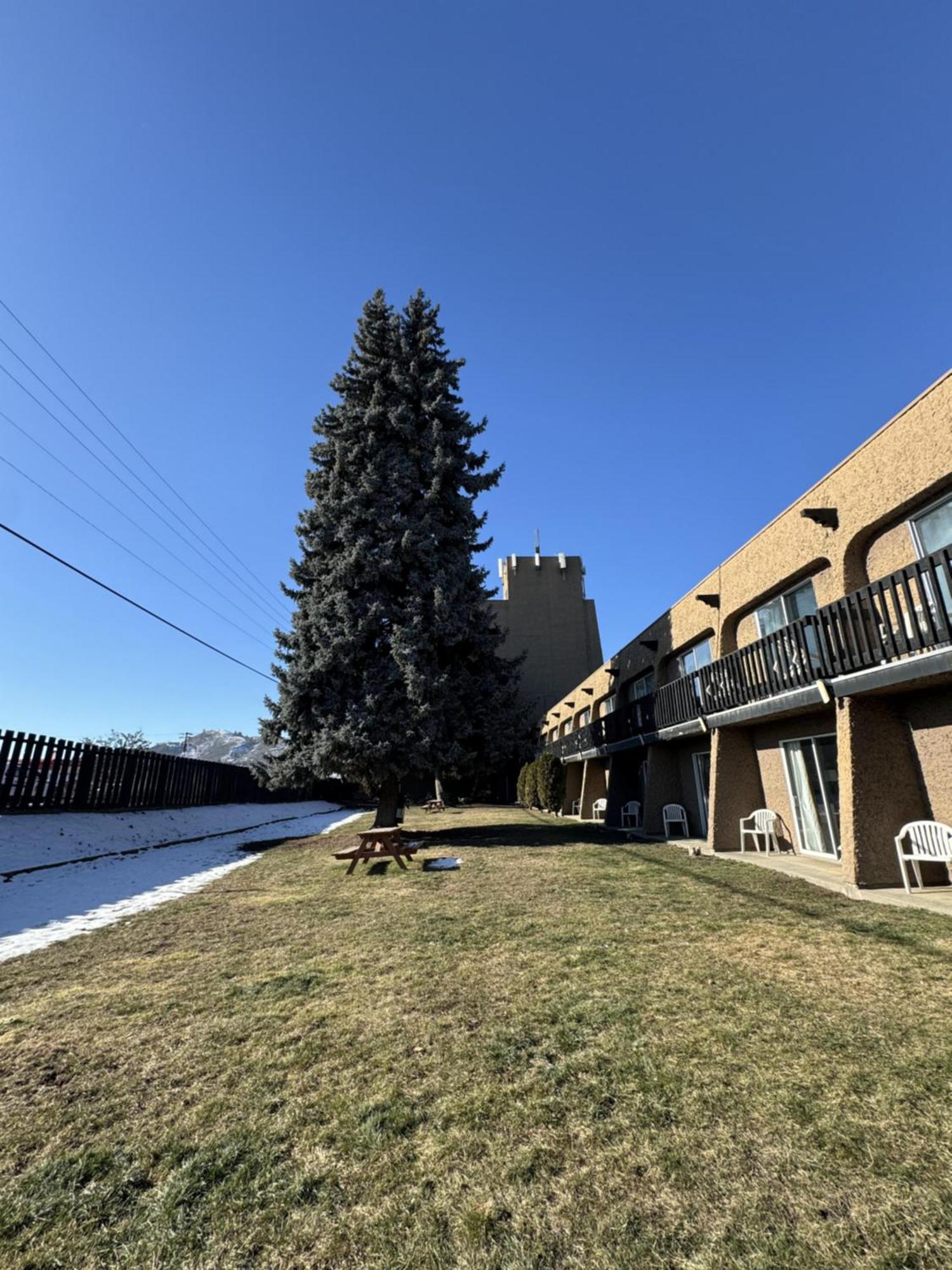 Divya Sutra Plaza And Conference Centre, Vernon, Bc Exterior photo