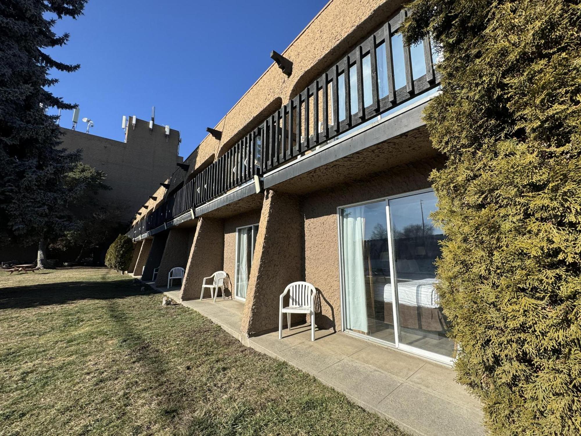 Divya Sutra Plaza And Conference Centre, Vernon, Bc Exterior photo