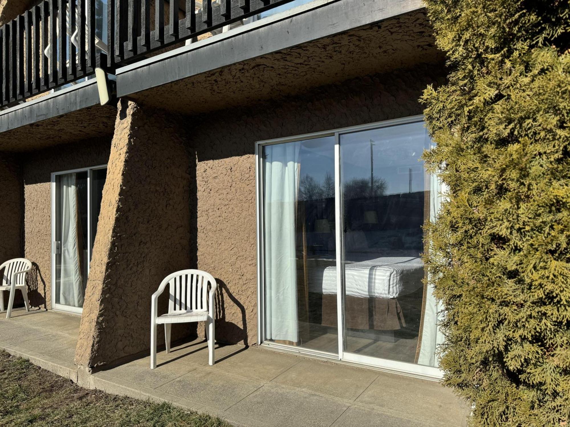 Divya Sutra Plaza And Conference Centre, Vernon, Bc Exterior photo