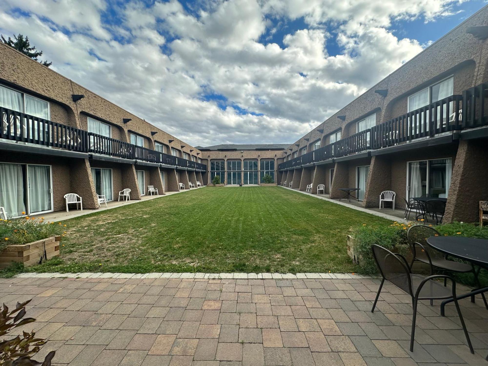 Divya Sutra Plaza And Conference Centre, Vernon, Bc Exterior photo