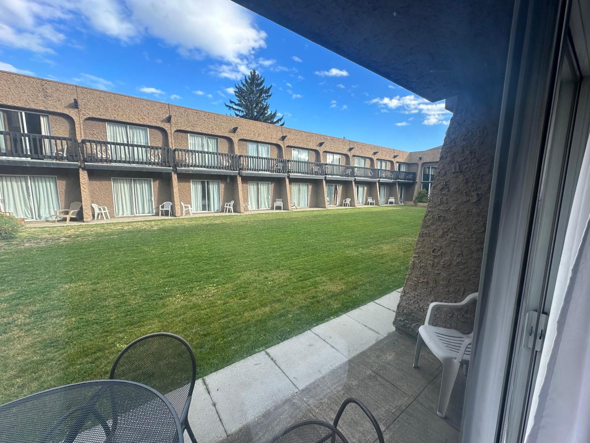 Divya Sutra Plaza And Conference Centre, Vernon, Bc Exterior photo